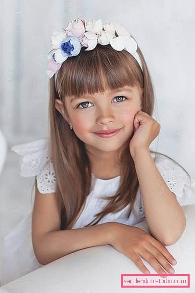 Acconciature con fiori freschi nei capelli (per un matrimonio, la laurea, i bambini)