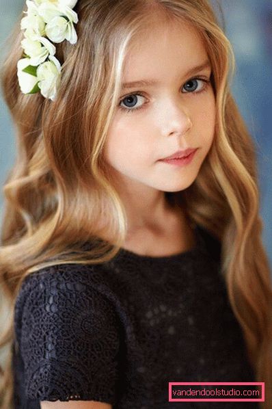 Acconciature con fiori freschi nei capelli (per un matrimonio, la laurea, i bambini)