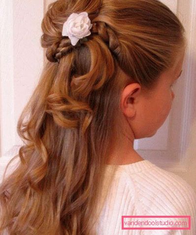 Acconciature con fiori freschi nei capelli (per un matrimonio, la laurea, i bambini)