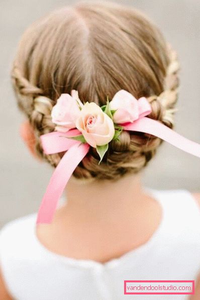 Acconciature con fiori freschi nei capelli (per un matrimonio, la laurea, i bambini)