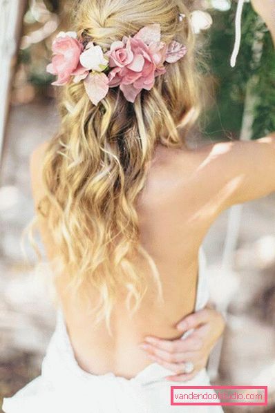 Acconciature con fiori freschi nei capelli (per un matrimonio, la laurea, i bambini)