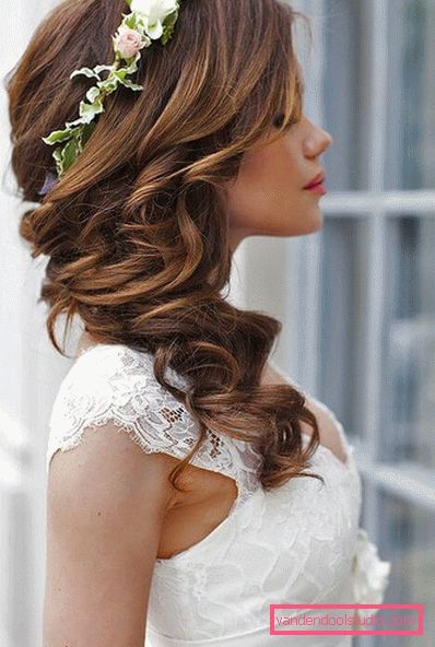 Acconciature con fiori freschi nei capelli (per un matrimonio, la laurea, i bambini)
