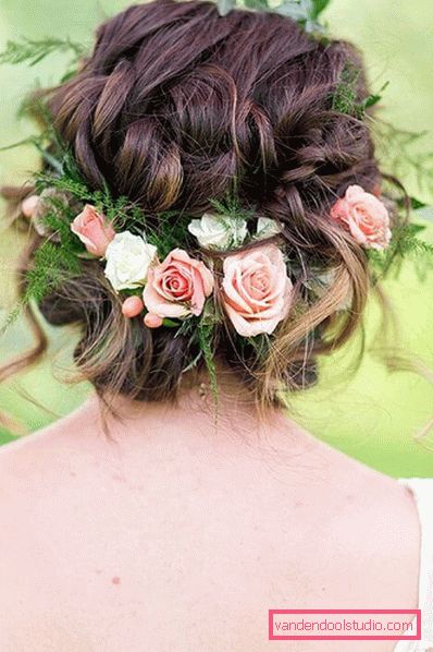 Acconciature con fiori freschi nei capelli (per un matrimonio, la laurea, i bambini)