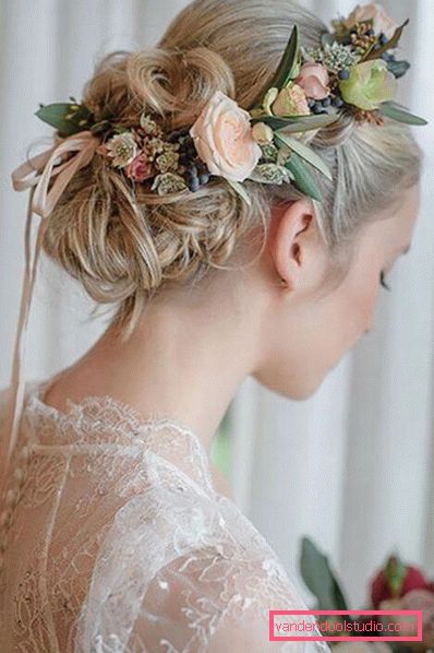 Acconciature con fiori freschi nei capelli (per un matrimonio, la laurea, i bambini)