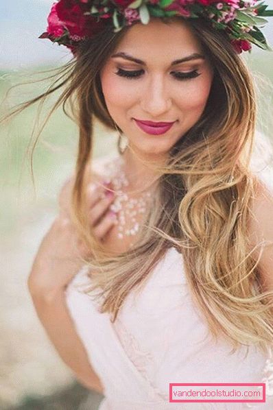 Acconciature con fiori freschi nei capelli (per un matrimonio, la laurea, i bambini)