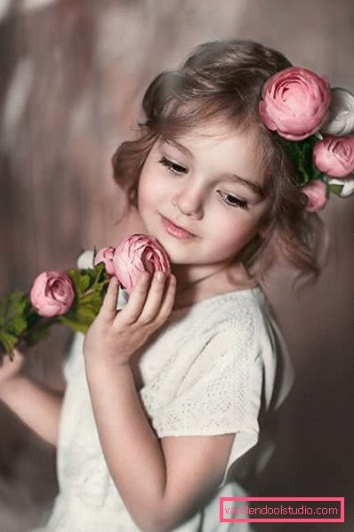 Acconciature con fiori freschi nei capelli (per un matrimonio, la laurea, i bambini)
