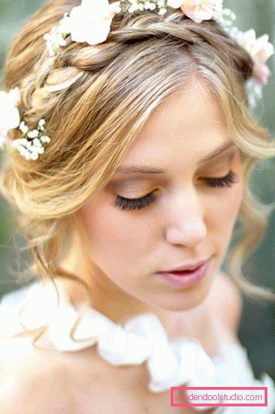 Acconciature con fiori freschi nei capelli (per un matrimonio, la laurea, i bambini)