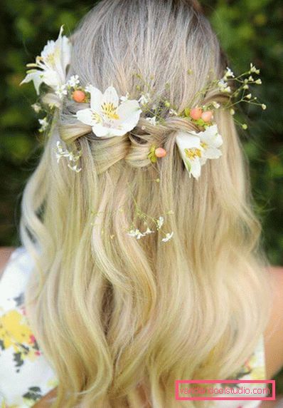 Acconciature con fiori freschi nei capelli (per un matrimonio, la laurea, i bambini)