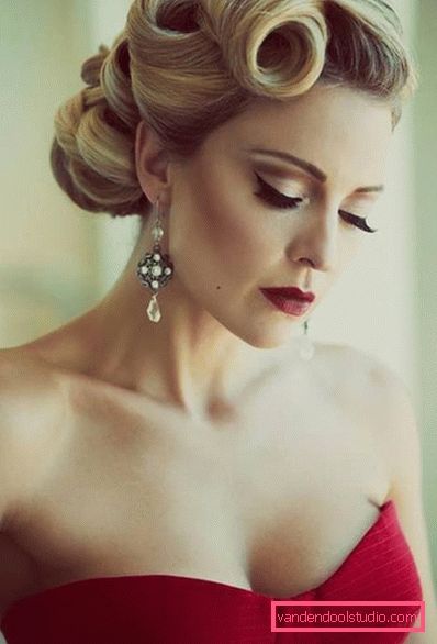 Acconciature da pin-up per capelli lunghi