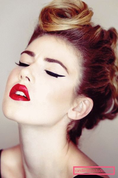 Acconciature da pin-up per capelli lunghi