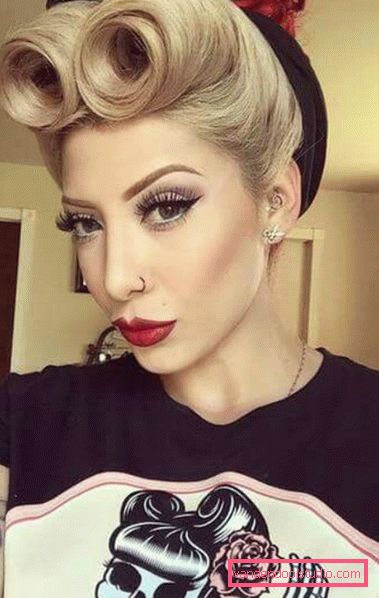 Acconciature da pin-up per capelli lunghi