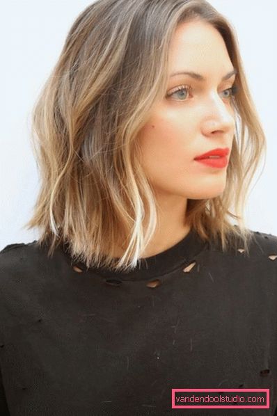 Shatush su capelli castano chiaro di media lunghezza