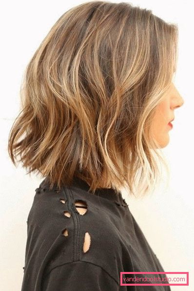 Shatush su capelli castano chiaro di media lunghezza