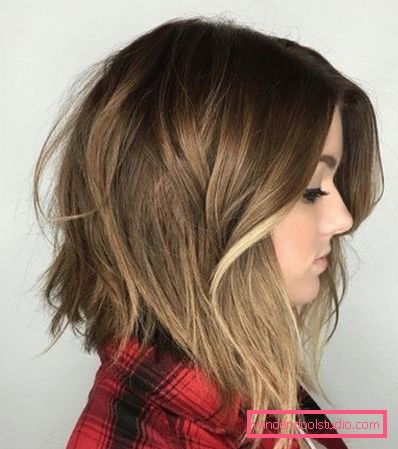 Shatush su capelli castano chiaro di media lunghezza