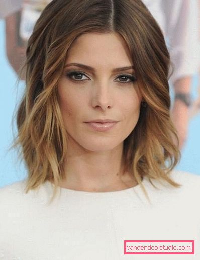 Shatush su capelli biondi ricci di media lunghezza