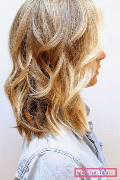 Shatush su capelli biondi ricci di media lunghezza