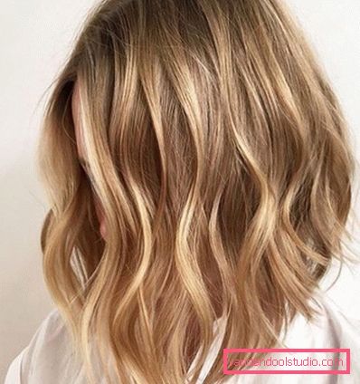 Shatush su capelli biondi ricci di media lunghezza