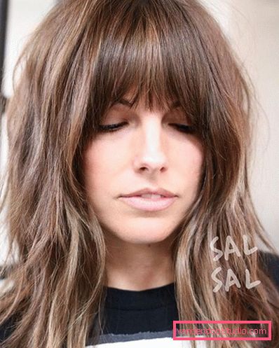 Shatush Su capelli scuri con la frangia