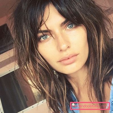 Shatush Su capelli scuri con la frangia