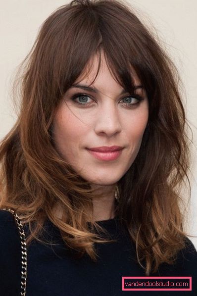 Shatush Su capelli scuri con la frangia