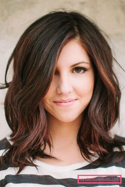 I capelli scuri di media lunghezza shatush sono molto naturali