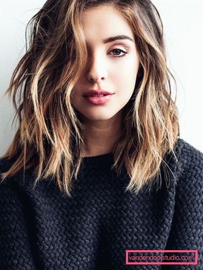 Capelli scuri di media lunghezza shatus crea un volume visivo per qualsiasi taglio di capelli.