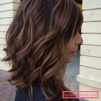 I capelli scuri di media lunghezza shatush sono molto naturali