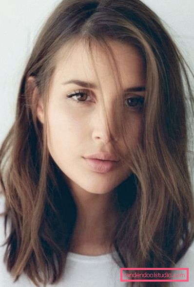 I capelli scuri di media lunghezza shatush sono molto naturali