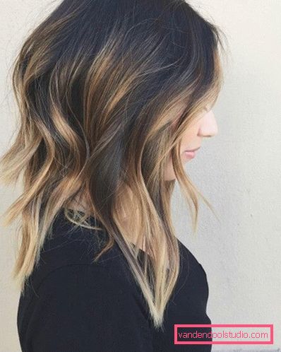 Shatush più pronunciato su capelli scuri di media lunghezza