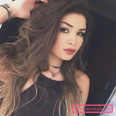 Shatush su capelli lunghi scuri.