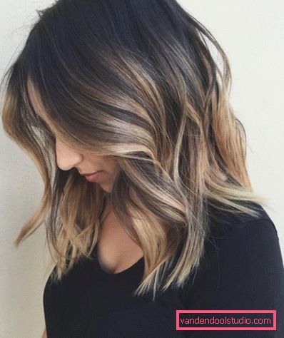 Shatush su capelli lunghi scuri.