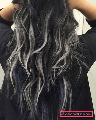 Shatush su capelli lunghi scuri.