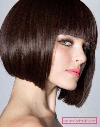 Taglio di capelli quadrato sui capelli corti