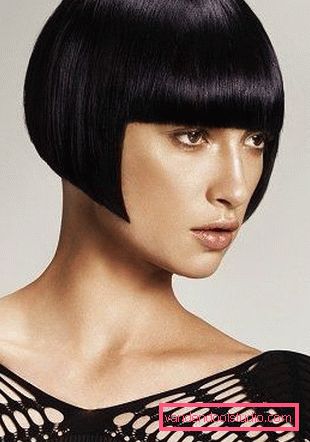 Taglio di capelli quadrato sui capelli corti