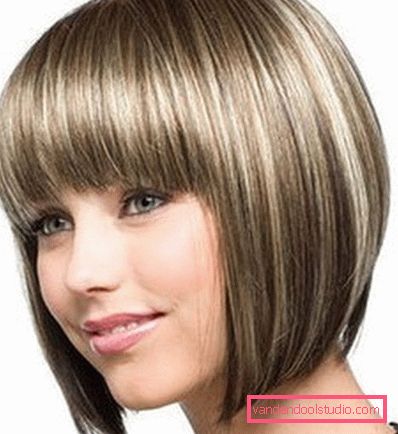Taglio di capelli quadrato sui capelli corti