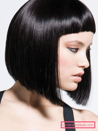Taglio di capelli quadrato sui capelli corti