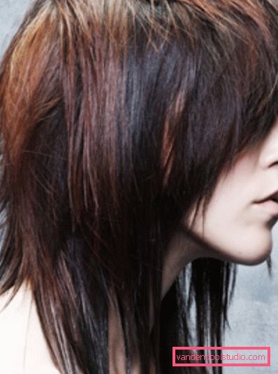 Doppia cascata su capelli scuri di media lunghezza
