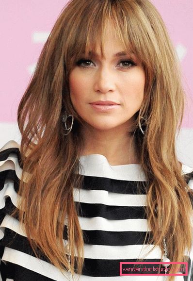 Cascata con frangia sui capelli lunghi Jennifer Lopez