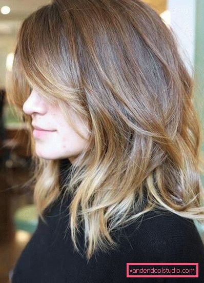 taglio di capelli a capelli medi