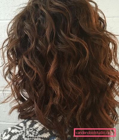 taglio di capelli a capelli medi