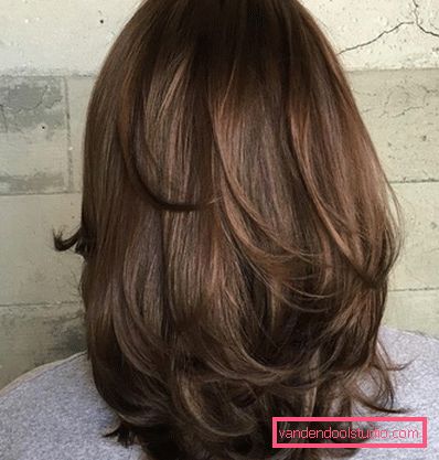 taglio di capelli a capelli medi