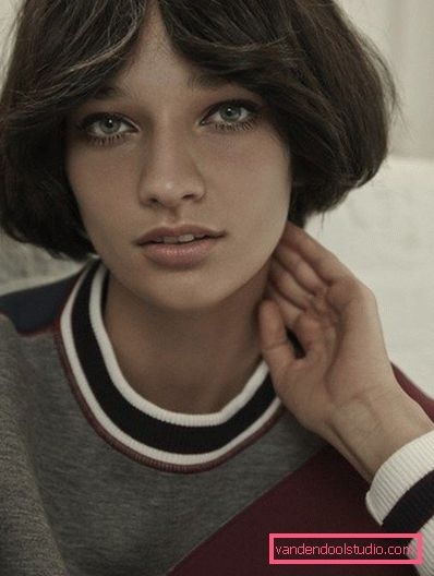 Pagina di taglio di capelli su capelli di media lunghezza
