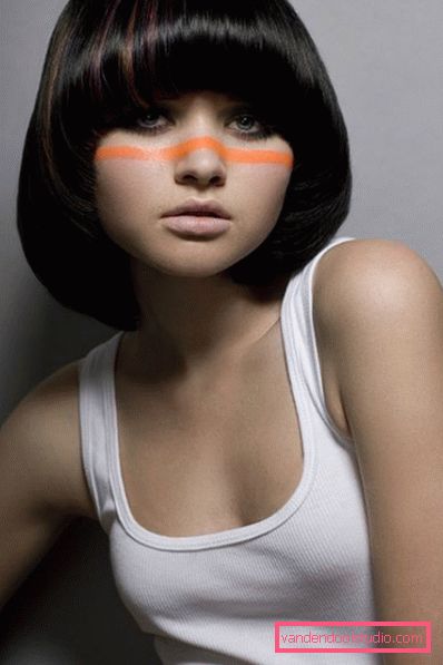 Pagina di taglio di capelli su capelli di media lunghezza