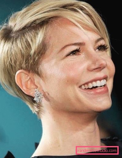 foto di taglio di capelli pixie bionda