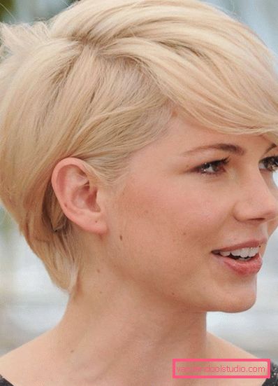 foto di taglio di capelli pixie bionda