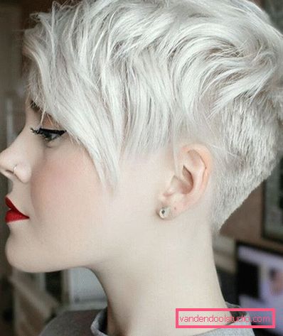 foto di taglio di capelli pixie bionda