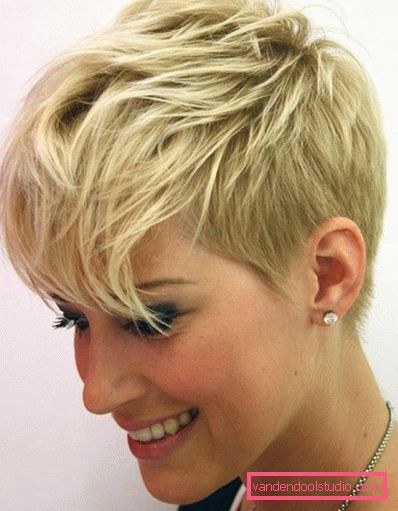 foto di taglio di capelli pixie bionda