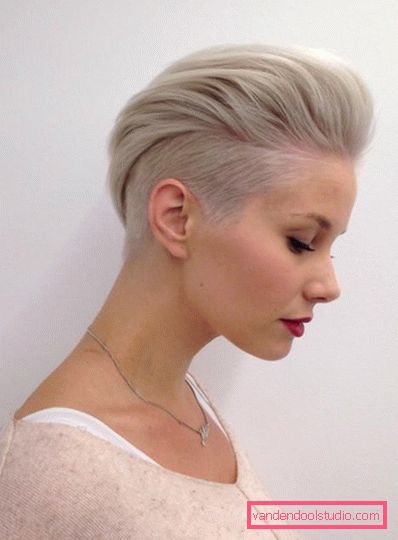 foto di taglio di capelli pixie bionda