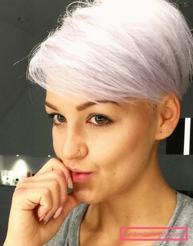 foto di taglio di capelli pixie bionda