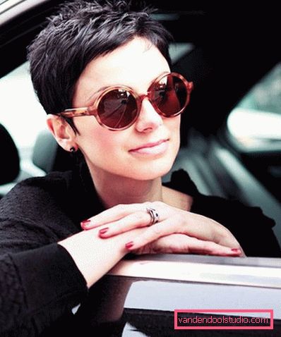 foto di taglio di capelli pixie di bruna